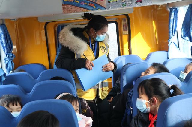 安徽懷寧：安全校車行千里