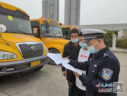 宜春交警嚴(yán)把安全關(guān) 開展校車專項安全檢查 宜春交警嚴(yán)把安全關(guān) 開展校車專項安全檢查