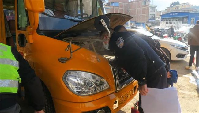 文山州這里核發首個校車標牌