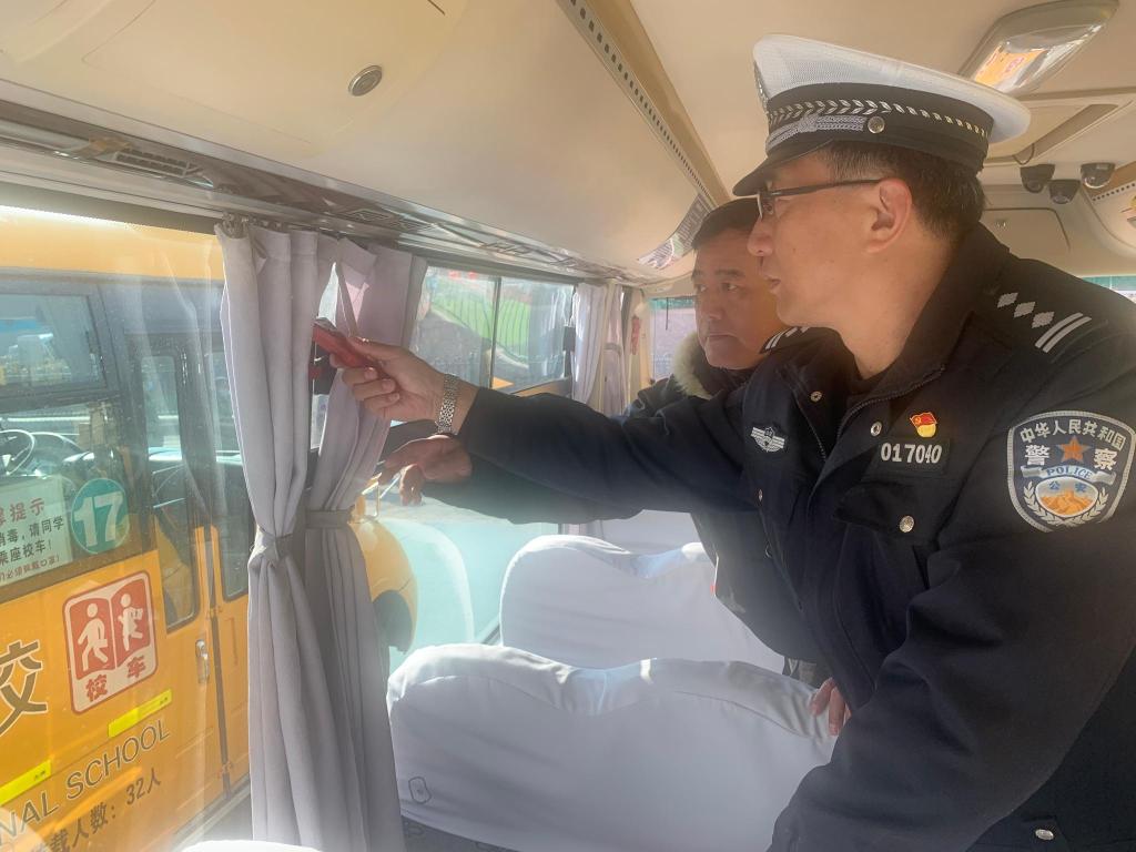 開學在即 李滄交警開展校車安全大檢查