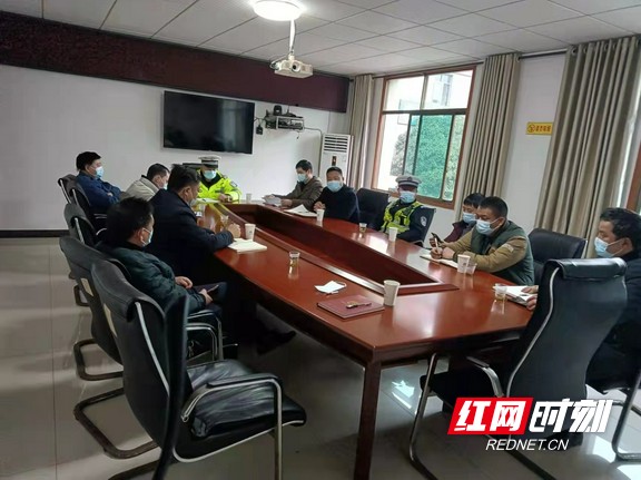 赫山區(qū)泉交河鎮(zhèn):開展校車安全大檢查 赫山區(qū)泉交河鎮(zhèn):開展校車安全大檢查