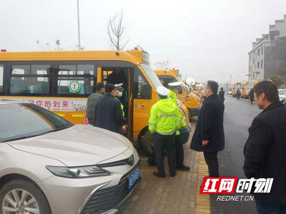 赫山區(qū)泉交河鎮(zhèn):開展校車安全大檢查 赫山區(qū)泉交河鎮(zhèn):開展校車安全大檢查