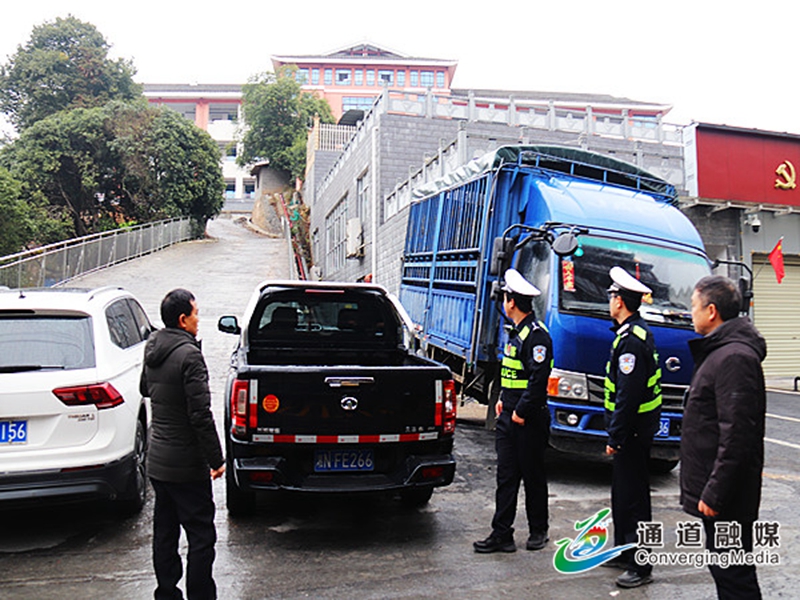 通道交警全力做好開學季“學區警務”工作 15cfb665beb86c17b3bab748988a344.jpg