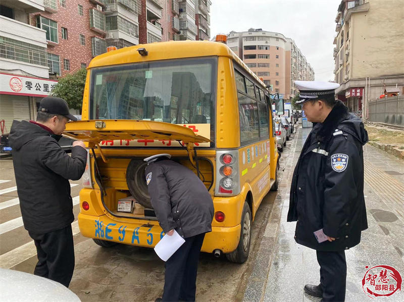 邵陽(yáng)縣對(duì)校車進(jìn)行“體檢” 邵陽(yáng)縣對(duì)校車進(jìn)行“體檢”