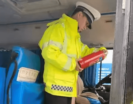 景德鎮交警走進天天樂幼兒園開展校車檢查/ 景德鎮交警走進天天樂幼兒園開展校車檢查
