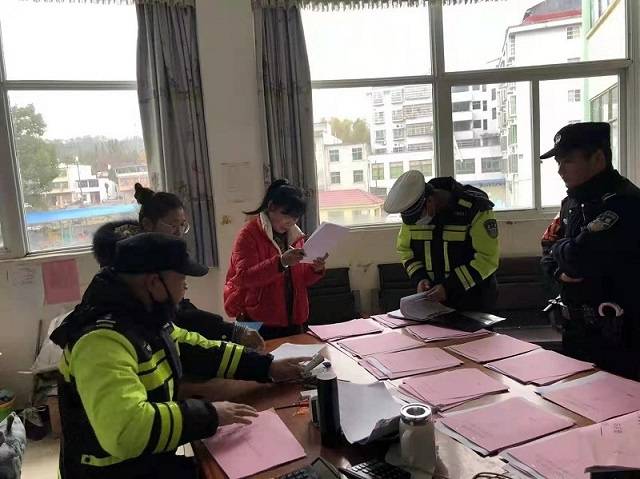 修水:開學(xué)季開展校車安全大排查 修水:開學(xué)季開展校車安全大排查