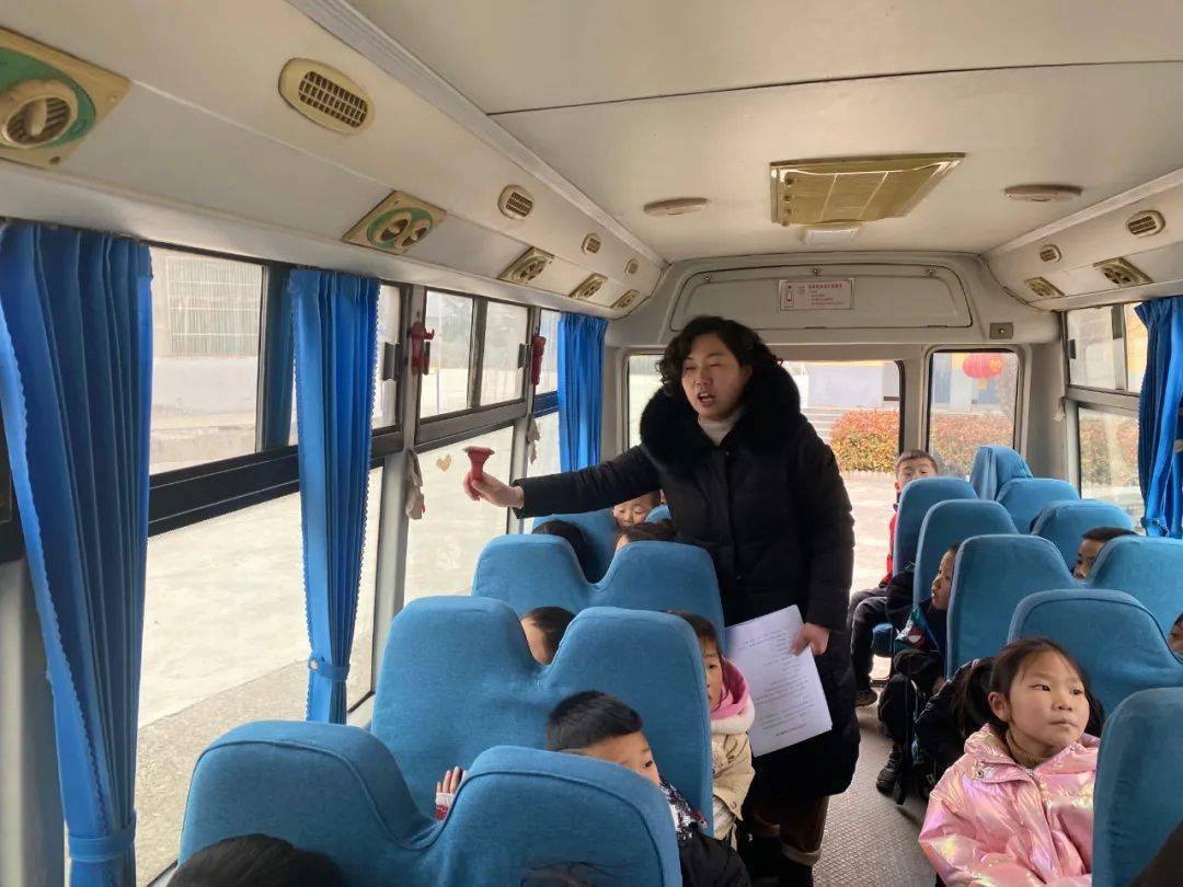 東蘇馮小學(xué)開展校車消防安全逃生演練/ 東蘇馮小學(xué)開展校車消防安全逃生演練