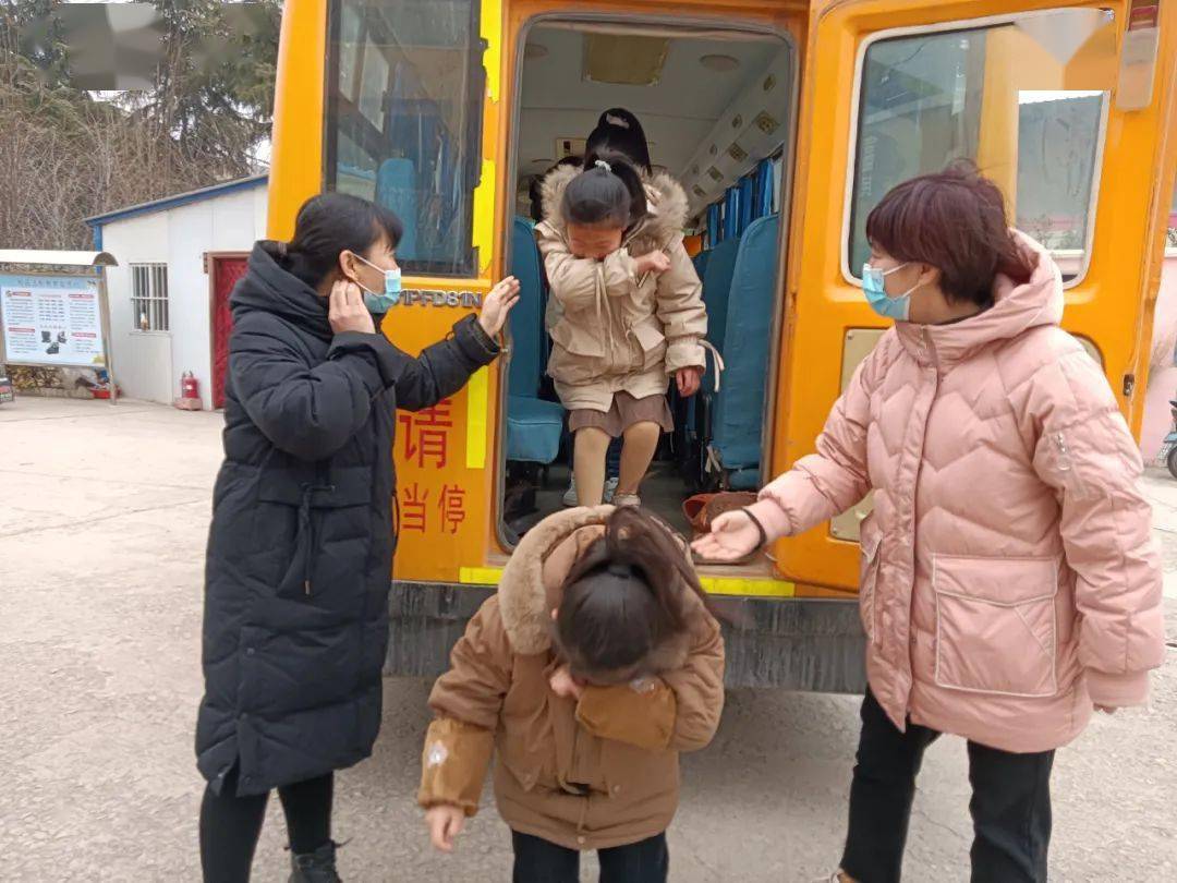 東蘇馮小學(xué)開展校車消防安全逃生演練/ 東蘇馮小學(xué)開展校車消防安全逃生演練