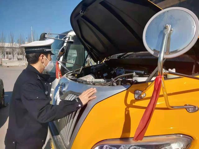 西青交警臨檢校車 為學生出行加裝“安全鎖” 西青交警臨檢校車 為學生出行加裝“安全鎖”