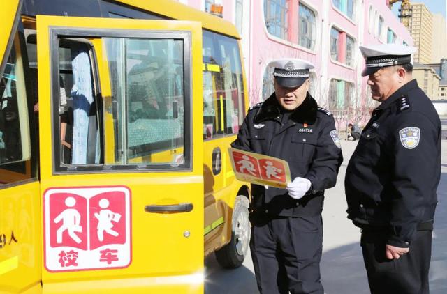 為了幼兒學生乘車安全：校車“體檢”迎開學