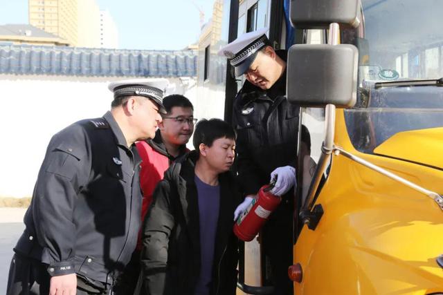 為了幼兒學生乘車安全：校車“體檢”迎開學