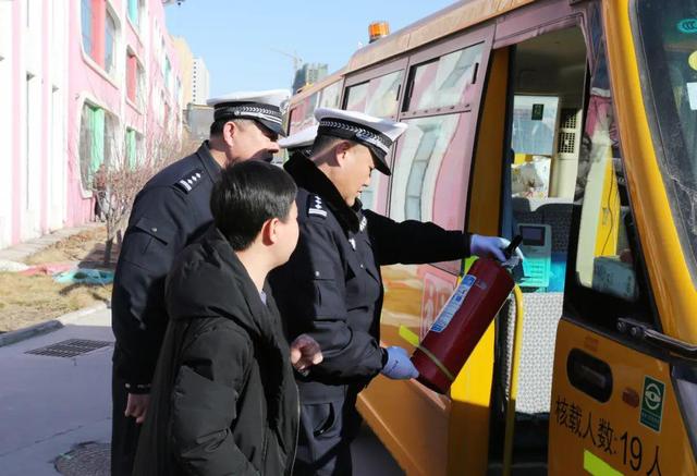 為了幼兒學生乘車安全：校車“體檢”迎開學