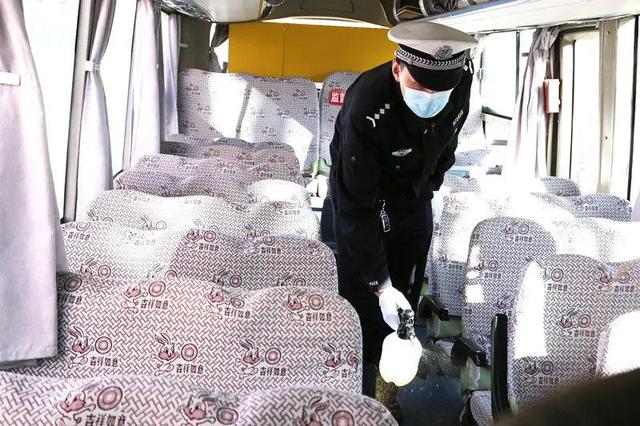 為了幼兒學生乘車安全：校車“體檢”迎開學