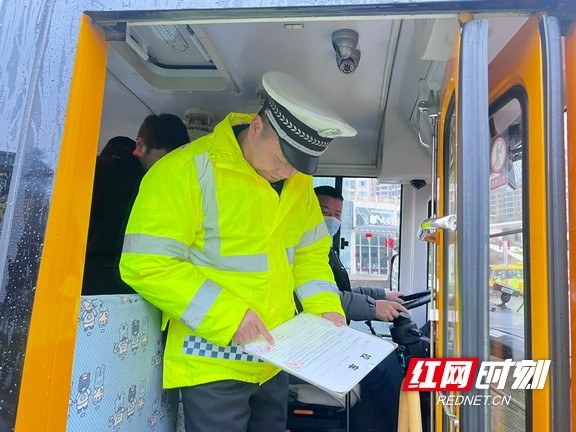 吉首交警開(kāi)展2022年春季新學(xué)期校車(chē)大檢查/ 吉首交警開(kāi)展2022年春季新學(xué)期校車(chē)大檢查