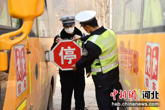 河北永年:校車“體檢”迎開學 河北永年:校車“體檢”迎開學