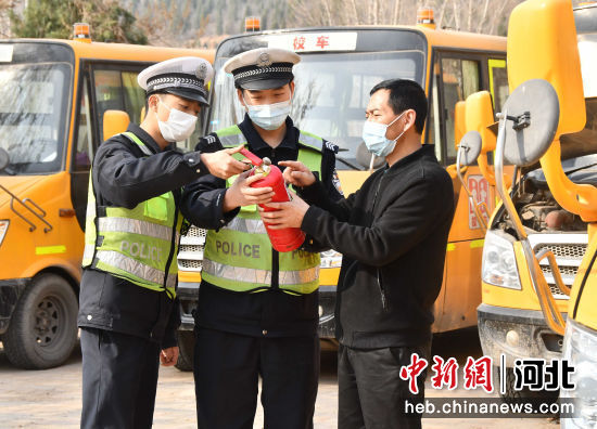 河北永年:校車“體檢”迎開學 河北永年:校車“體檢”迎開學