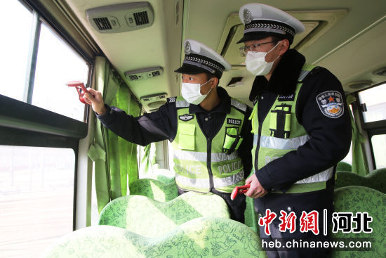 河北永年:校車“體檢”迎開學 河北永年:校車“體檢”迎開學