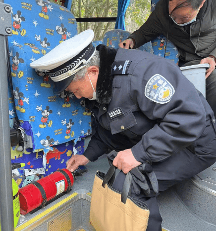 柞水交警大隊加強春季校車交通安全管理工作/ 柞水交警大隊加強春季校車交通安全管理工作