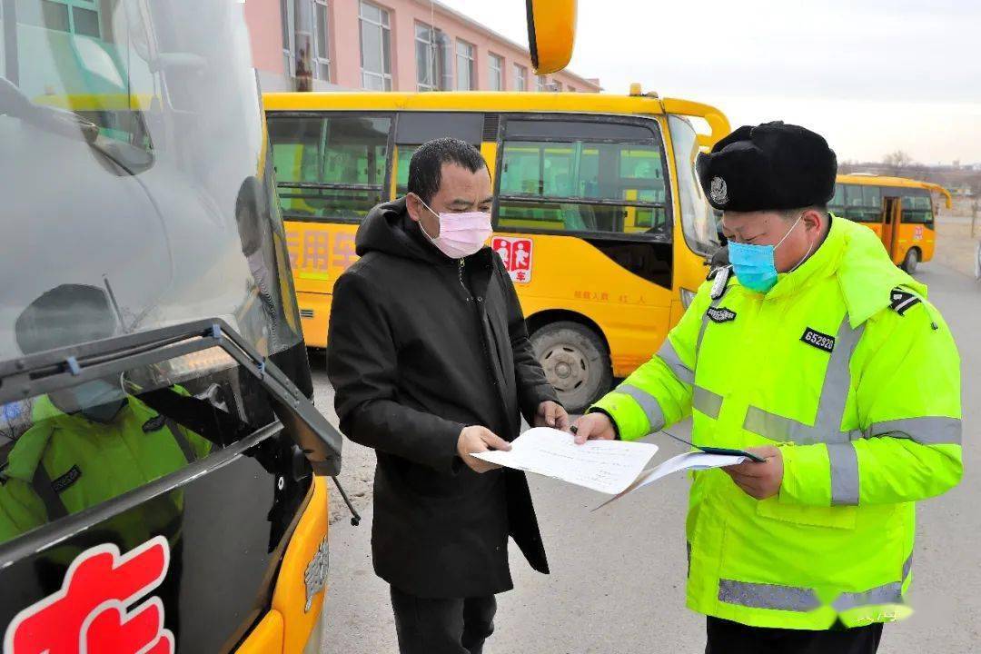 鞏建波檢查校車安全/ 鞏建波檢查校車安全