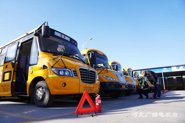河北遵化:校車檢查 迎開學(xué) 河北遵化:校車檢查 迎開學(xué)