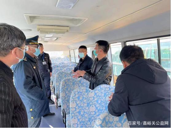 嘉峪關(guān)市公交公司開展校車安全“大體檢” 嘉峪關(guān)市公交公司開展校車安全“大體檢”