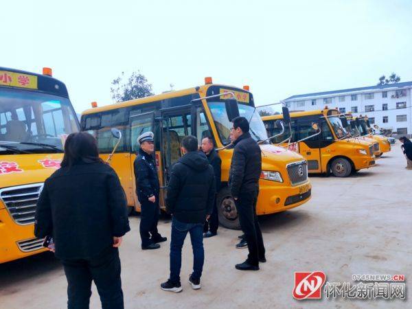 懷化公安交警開(kāi)展校車(chē)安全大檢查/ 懷化公安交警開(kāi)展校車(chē)安全大檢查