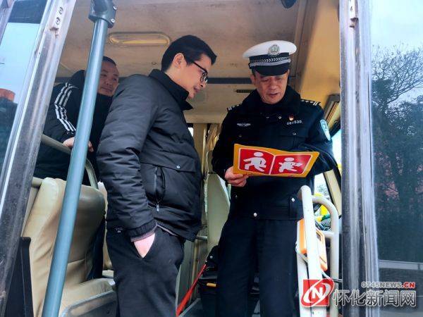 懷化公安交警開(kāi)展校車(chē)安全大檢查/ 懷化公安交警開(kāi)展校車(chē)安全大檢查