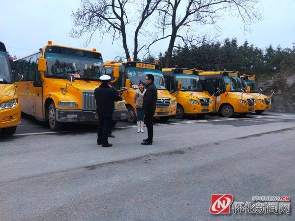 懷化公安交警開(kāi)展校車(chē)安全大檢查/ 懷化公安交警開(kāi)展校車(chē)安全大檢查