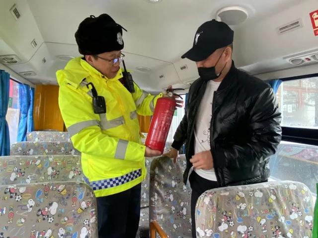 四平交管支隊開展校車安全管理工作 確保新學期中小學生乘車安全 四平交管支隊開展校車安全管理工作 確保新學期中小學生乘車安全