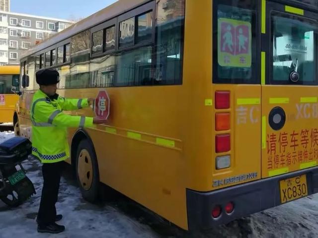 四平交管支隊開展校車安全管理工作 確保新學期中小學生乘車安全 四平交管支隊開展校車安全管理工作 確保新學期中小學生乘車安全