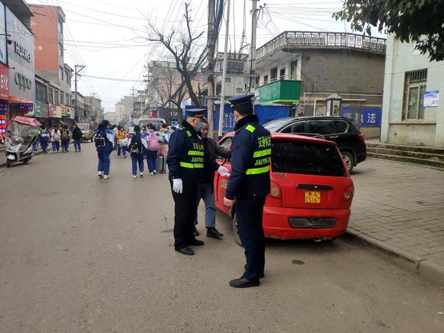 清鎮市嚴厲打擊“黑校車” 為學生出行安全保駕護航 清鎮市嚴厲打擊“黑校車” 為學生出行安全保駕護航