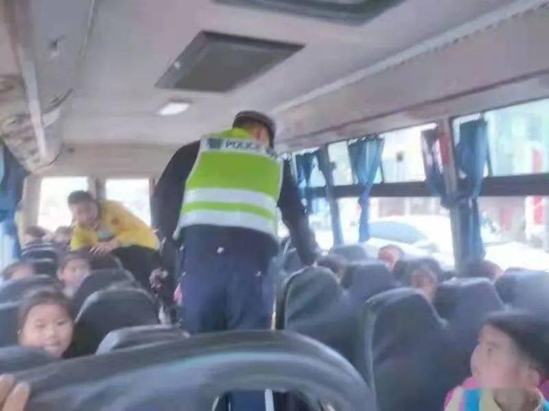 守護學生安全 容縣交警開展校車整治行動 守護學生安全 容縣交警開展校車整治行動