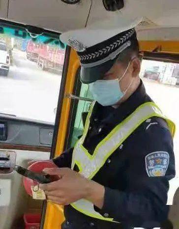 守護學生安全 容縣交警開展校車整治行動 守護學生安全 容縣交警開展校車整治行動