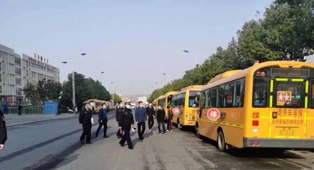 開展校車安全檢查 保障學(xué)生乘車安全