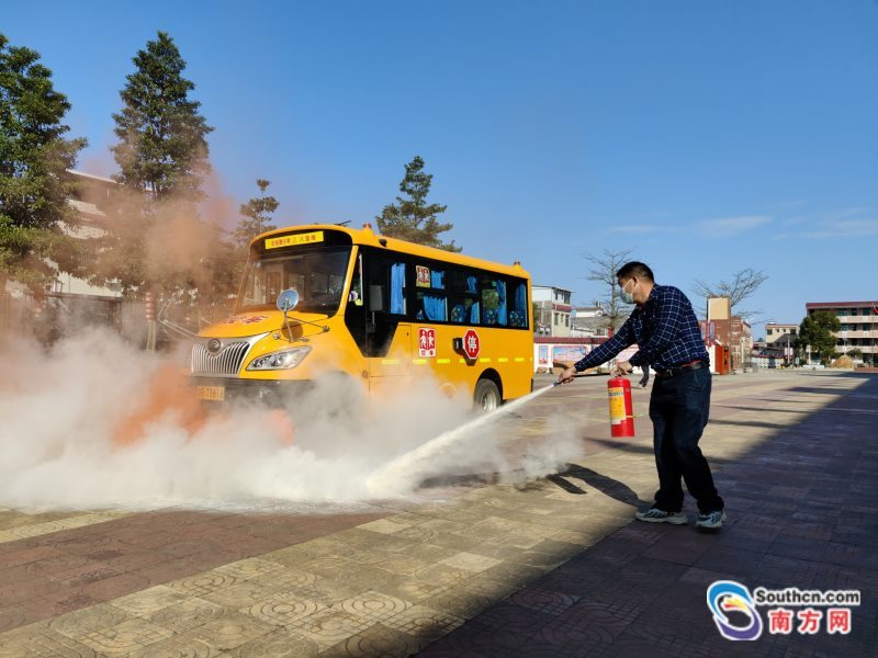 清遠粵運開展2022年春季校車安全教育講座及校車火災事故應急救援演練活動/ 清遠粵運開展2022年春季校車安全教育講座及校車火災事故應急救援演練活動