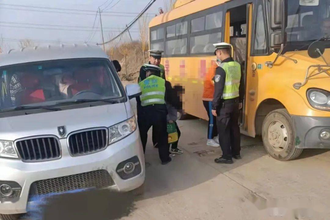 一面包車充當(dāng)校車接送孩子被查/ 一面包車充當(dāng)校車接送孩子被查