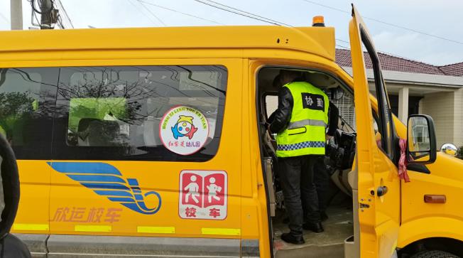 青林回維鄉(xiāng):集中整治校車,確保學(xué)生安全 青林回維鄉(xiāng):集中整治校車,確保學(xué)生安全