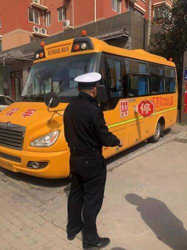 鄭州交警五大隊對轄區校車開展春季安全大檢查，為孩子們保駕護航