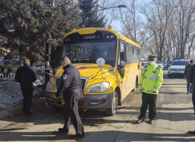 綏化市交警支隊開展校車安全大檢查/ 綏化市交警支隊開展校車安全大檢查