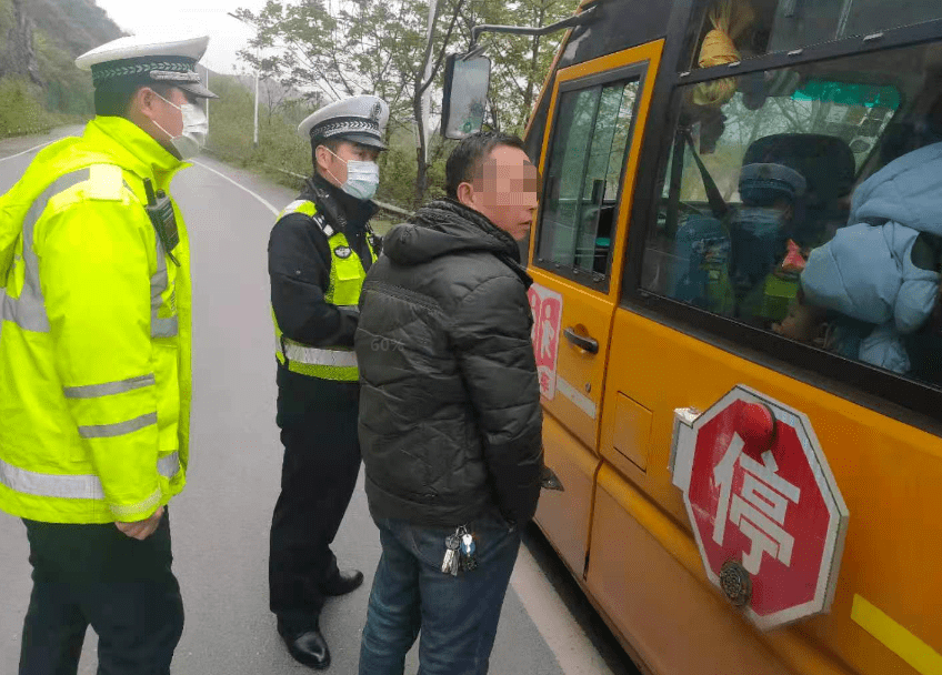 危險！桂林某幼兒園校車嚴重超載，抓捕現場曝光
