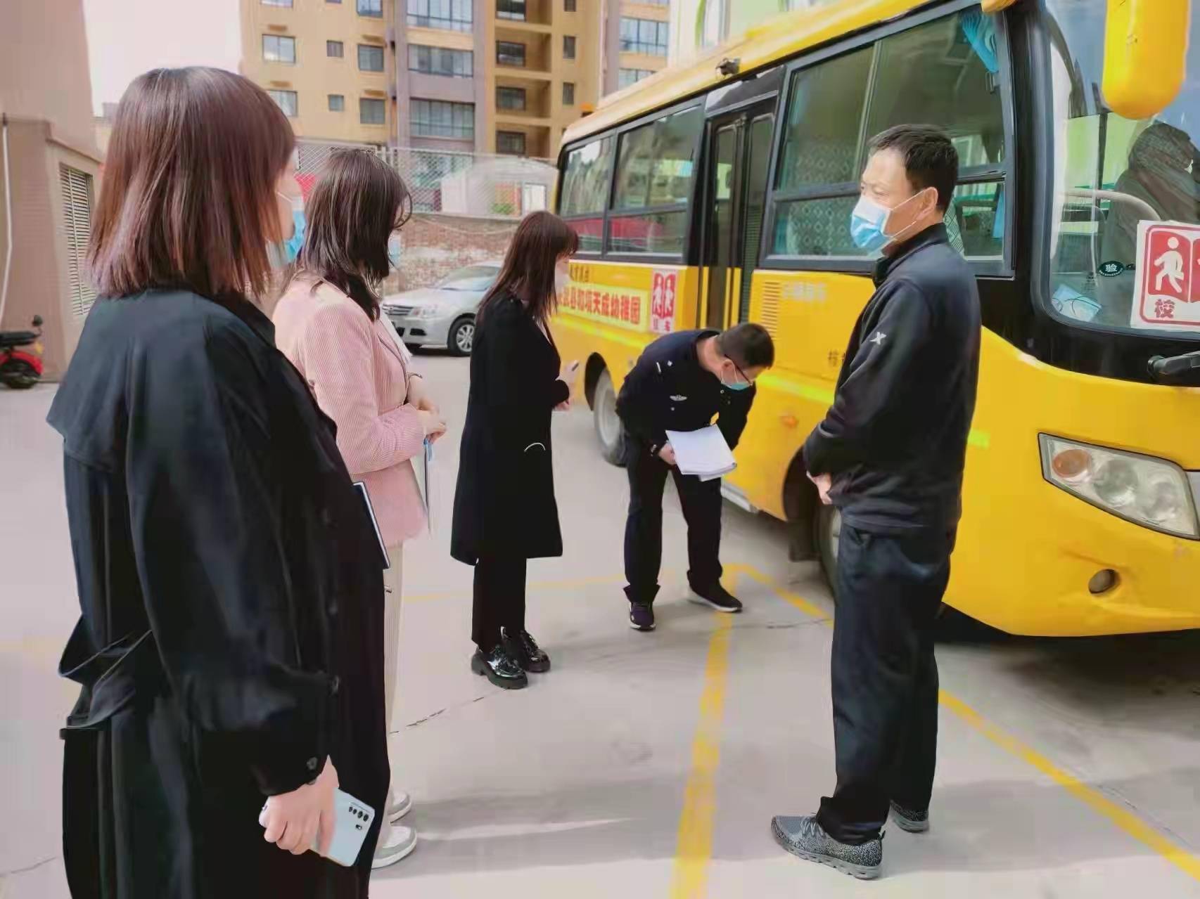 長武交警聯合縣教育局開展校車安全檢查/ 長武交警聯合縣教育局開展校車安全檢查
