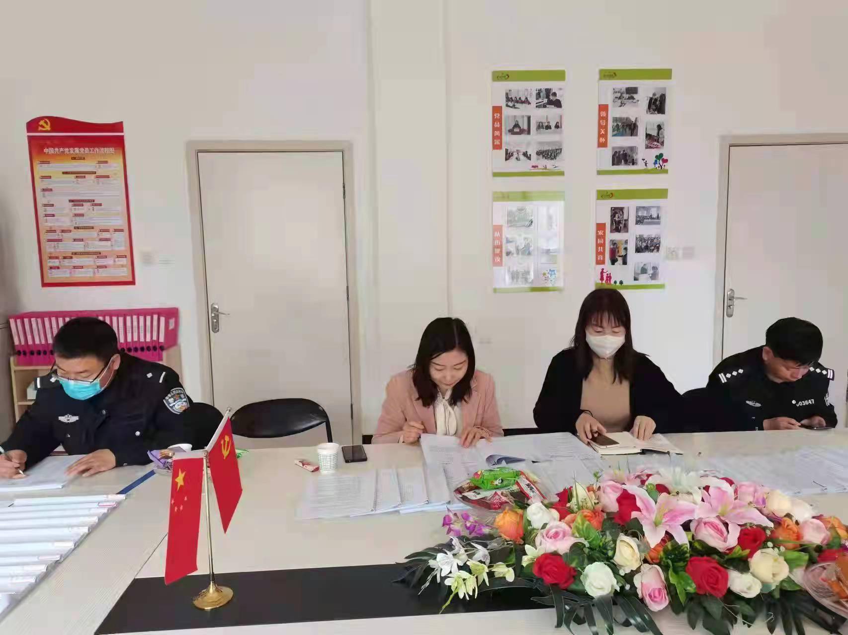 長武交警聯合縣教育局開展校車安全檢查/ 長武交警聯合縣教育局開展校車安全檢查