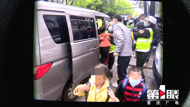 “黑校車”運(yùn)送幼兒園學(xué)生 沒有資質(zhì)還超員裝載