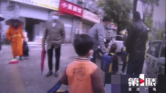 “黑校車”運(yùn)送幼兒園學(xué)生 沒有資質(zhì)還超員裝載