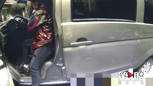 “黑校車”運(yùn)送幼兒園學(xué)生 沒有資質(zhì)還超員裝載