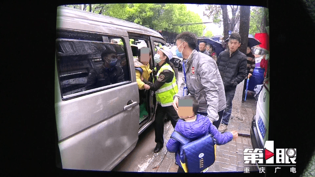 “黑校車”運(yùn)送幼兒園學(xué)生 沒有資質(zhì)還超員裝載