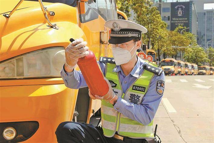 交警查校車 護航上學路