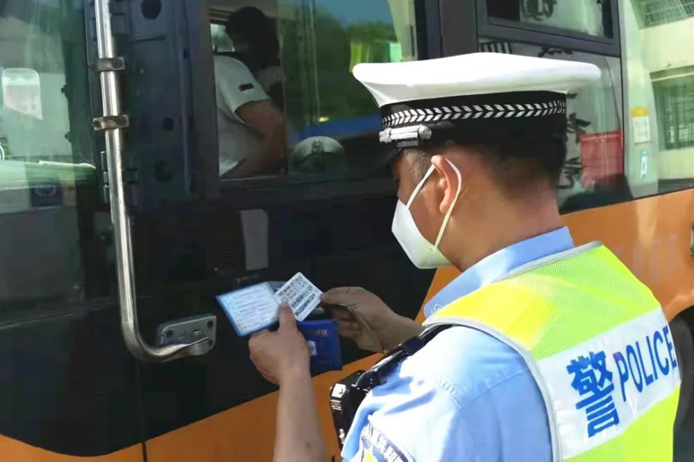 交警大隊開展校車安全突擊檢查，護航平安上學路