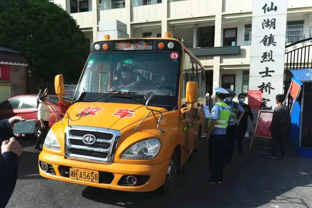 交警大隊開展校車安全突擊檢查，護航平安上學路