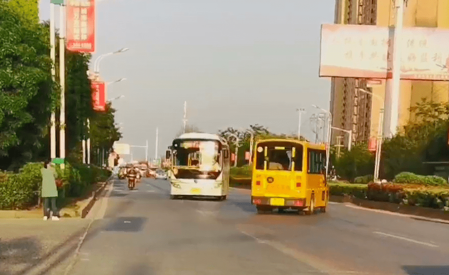 校車逆行“惹眾怒”，監(jiān)利交警依法查處！